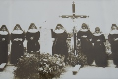 Adele-Brice-With-Her-Sisters