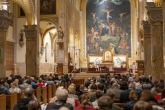 Vespers-Service-Crowd