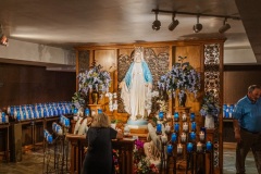 Women-Kneeling-in-Oratory